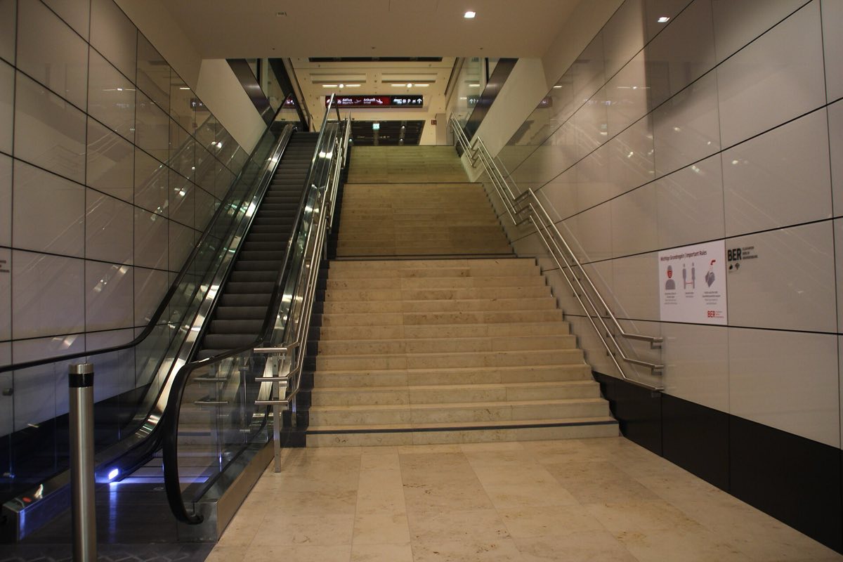 Treppenaufgang vom Bahnhof Flughafen BER Terminal 1-2 hinauf zum Terminal