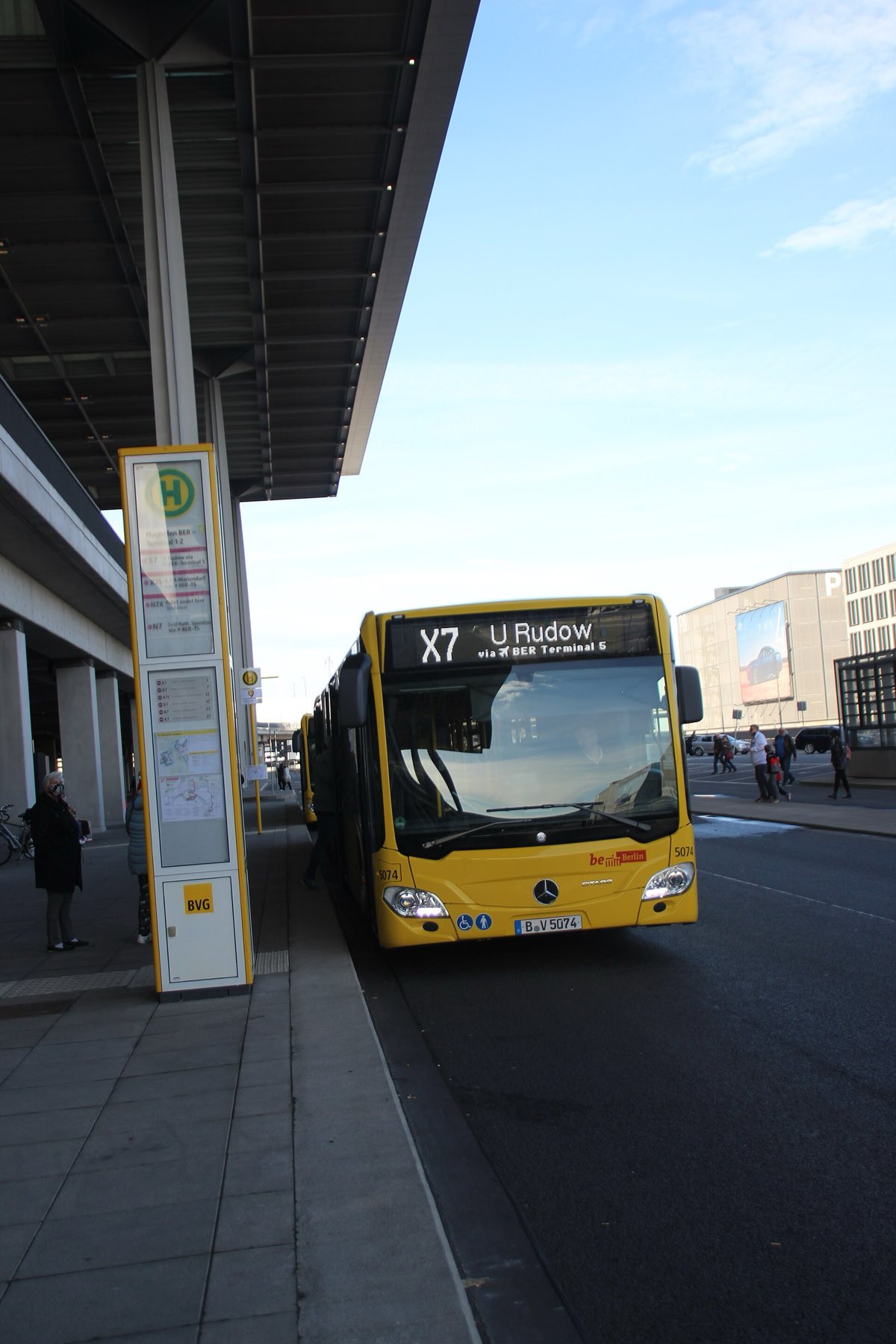BVG-Bus X7 an der Haltestelle vor Terminal 1 des BER