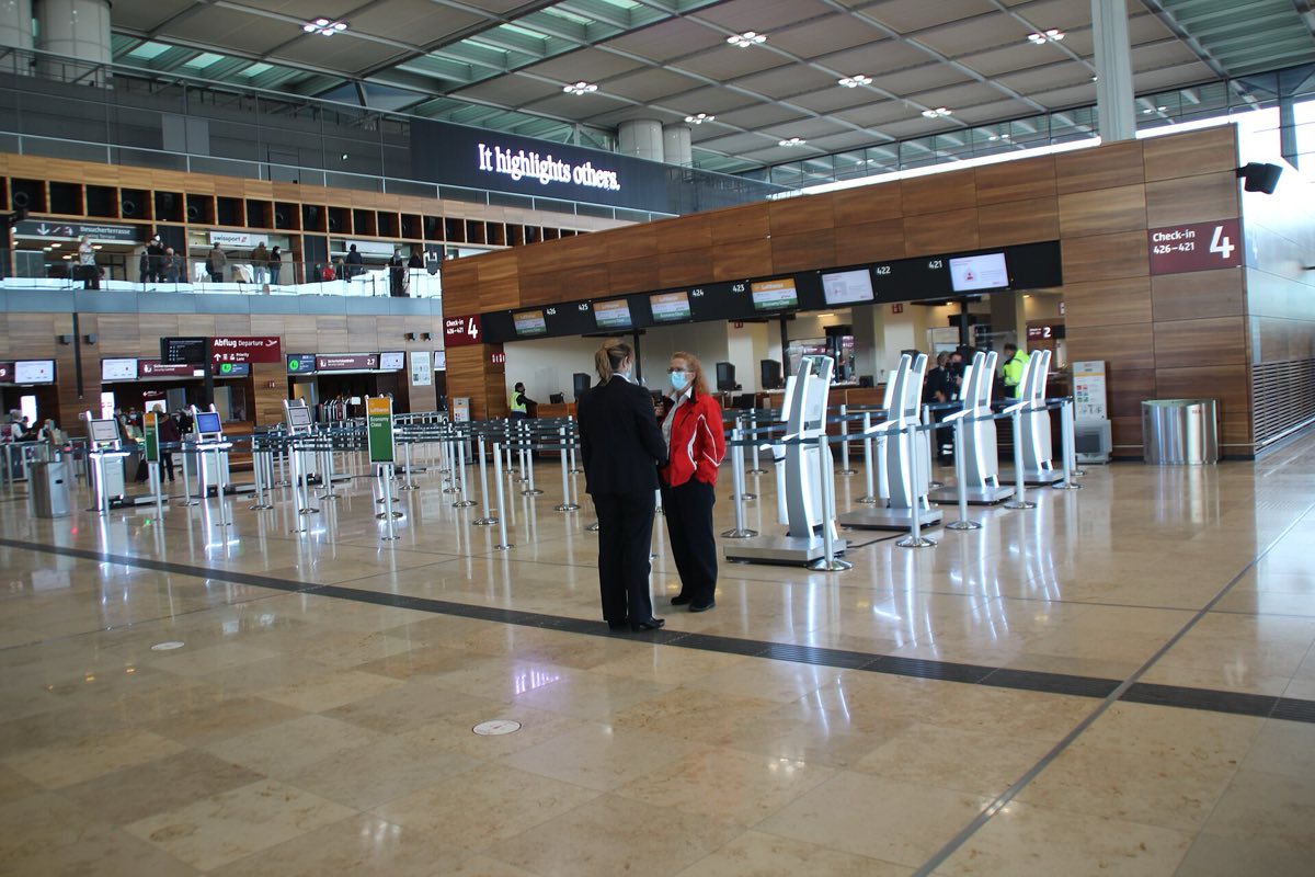 Check-in-Schalter 421 bis 426 in Terminal 1 des Flughafens BER, davor Gepäckautomaten