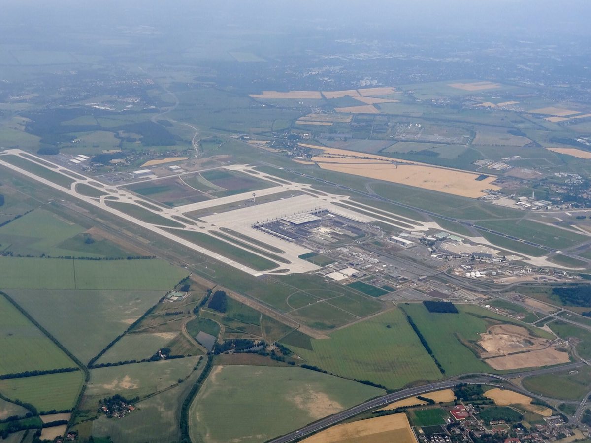 Luftbild des Flughafens Berlin Brandenburg mit Umland