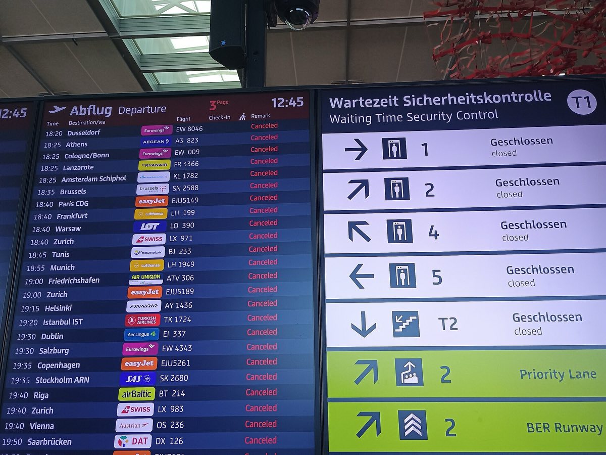 Abflugtafel im Terminal 1 des BER, alle Flüge als „Canceled“ markiert, Sicherheitskontrollen geschlossen (Streiktag 18. März 2026)