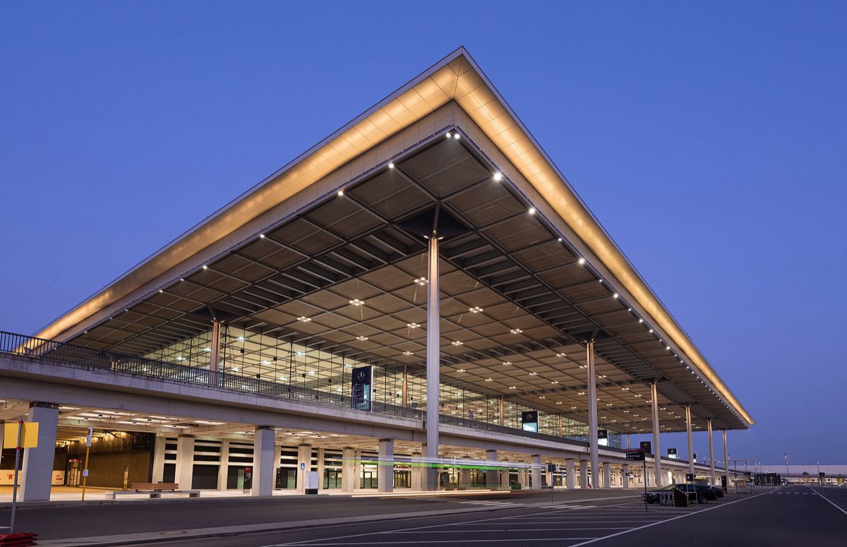 Terminal 1 des Flughafens BER bei Nacht
