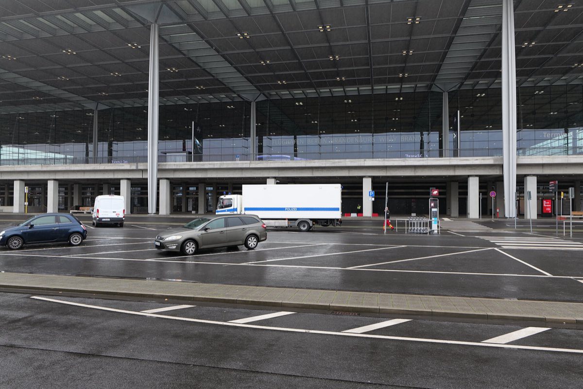 Autos an der Vorfahrt vor dem Terminal 1 des Flughafens BER