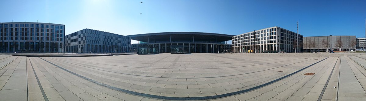 Panorama des Willy-Brandt-Platzes am BER: in der Mitte Terminal 1, links und rechts die beiden Terminalhotels
