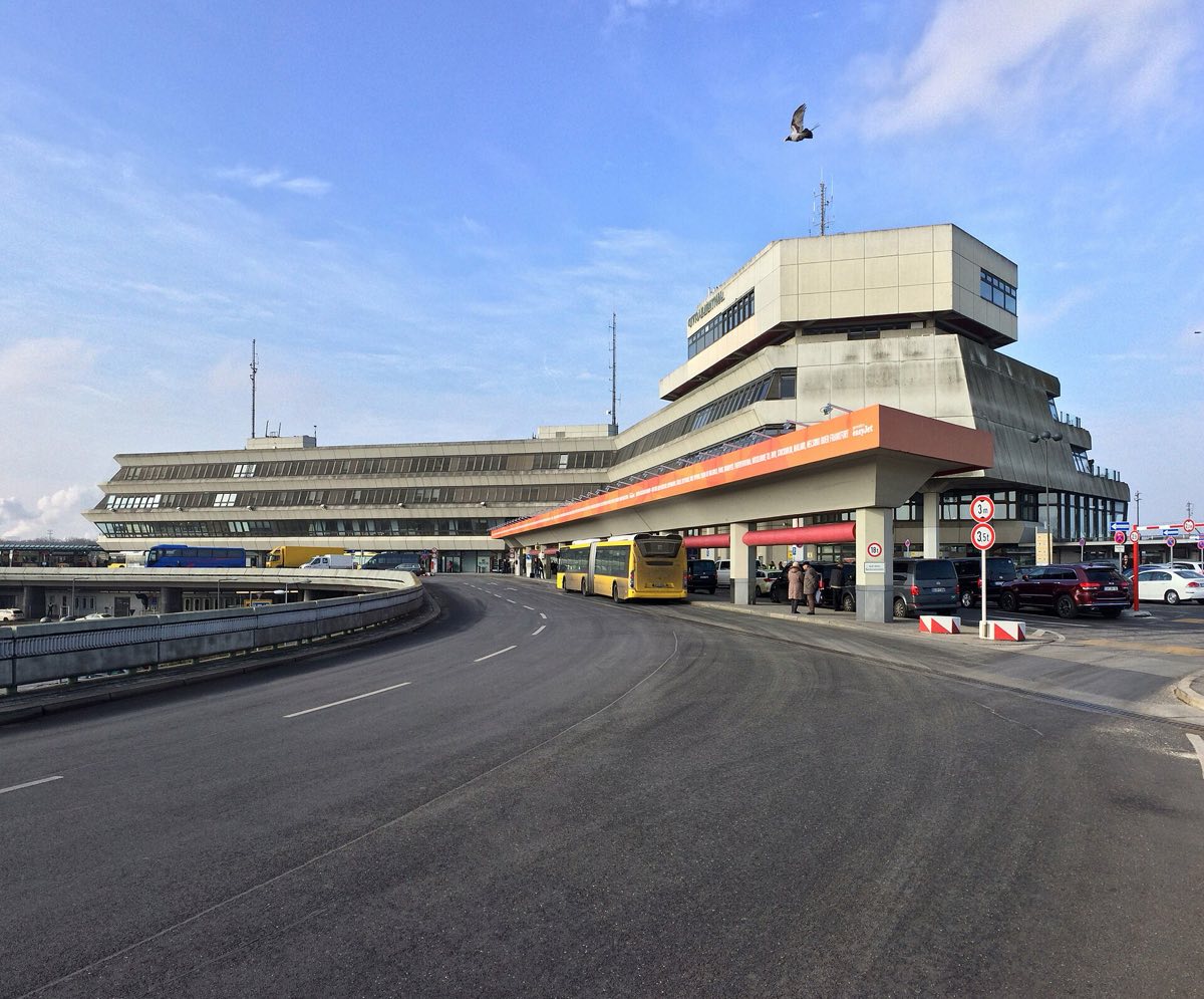 Hauptgebäude des Flughafens Berlin-Tegel mit Tower, aufgenommen 2018 im laufenden Betrieb; der Flughafen ist seit November 2020 geschlossen