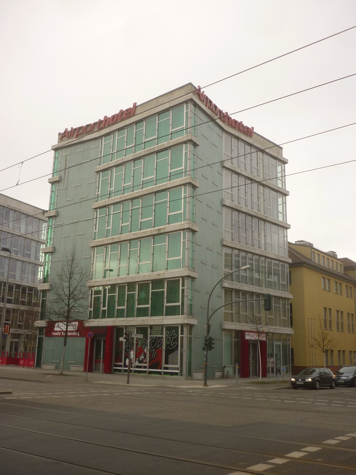 Glasfassade des Airporthotel Berlin-Adlershof an der Rudower Chaussee