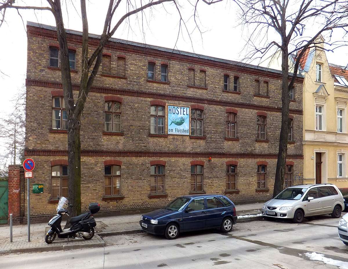 Außenansicht des Hostels am Flussbad Gartenstraße; historische Aufnahme von 2012 laut Bildmetadaten.
