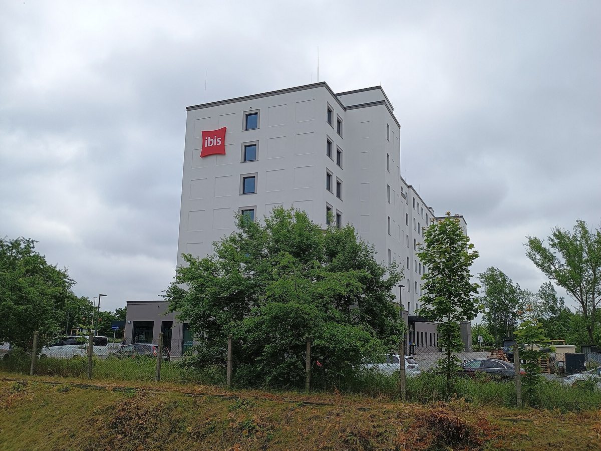 Außenansicht des ibis Berlin Airport in Berlin-Bohnsdorf