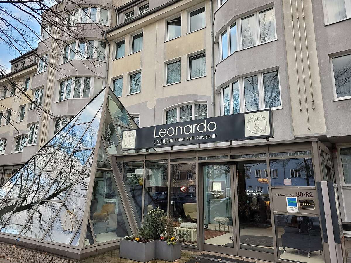 Eingang des Leonardo Boutique Hotel Berlin City South, Aufnahme von 2023