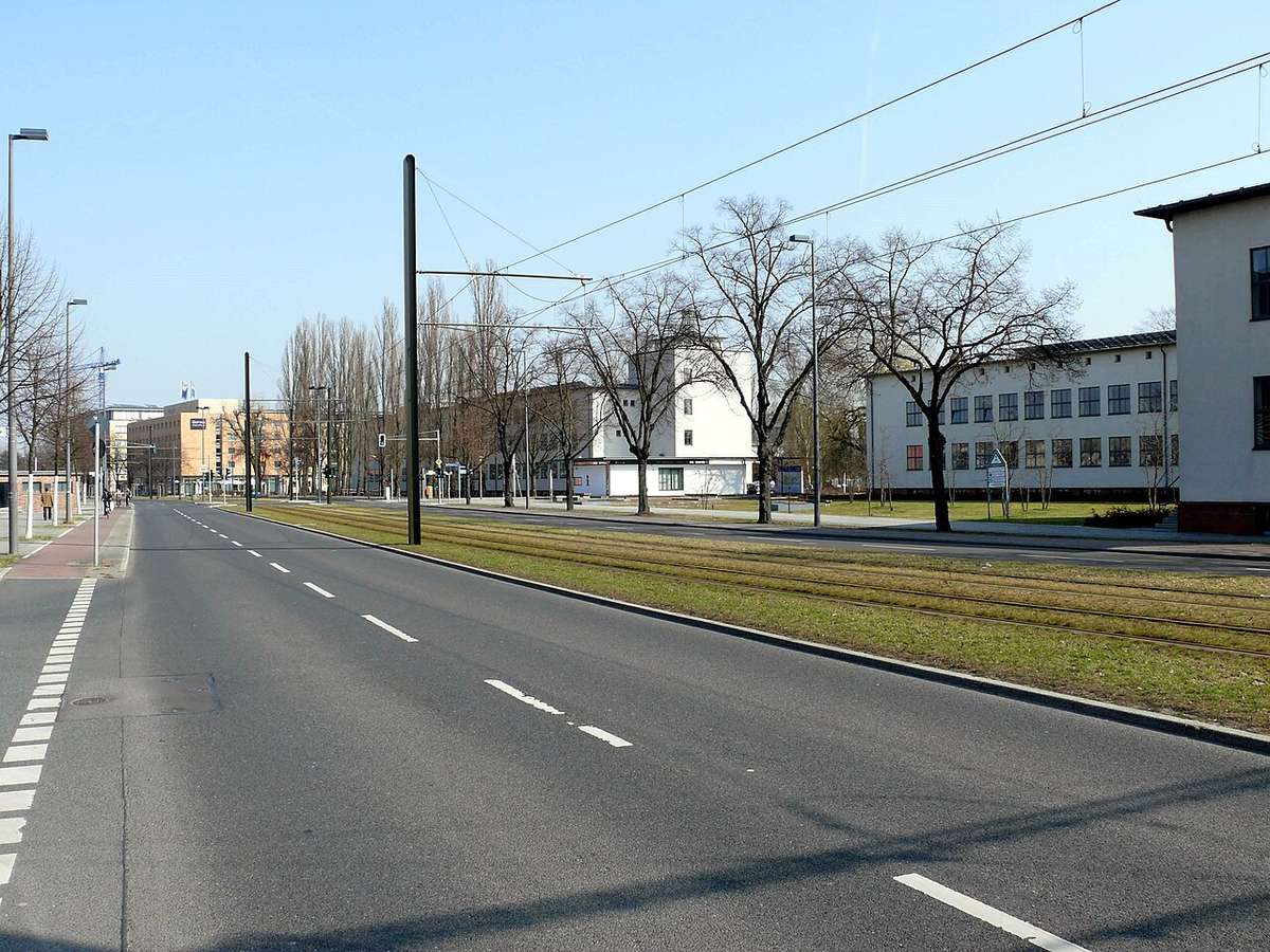 Rudower Chaussee in Berlin-Adlershof, 2012; Straßenansicht im Umfeld des Hotels.