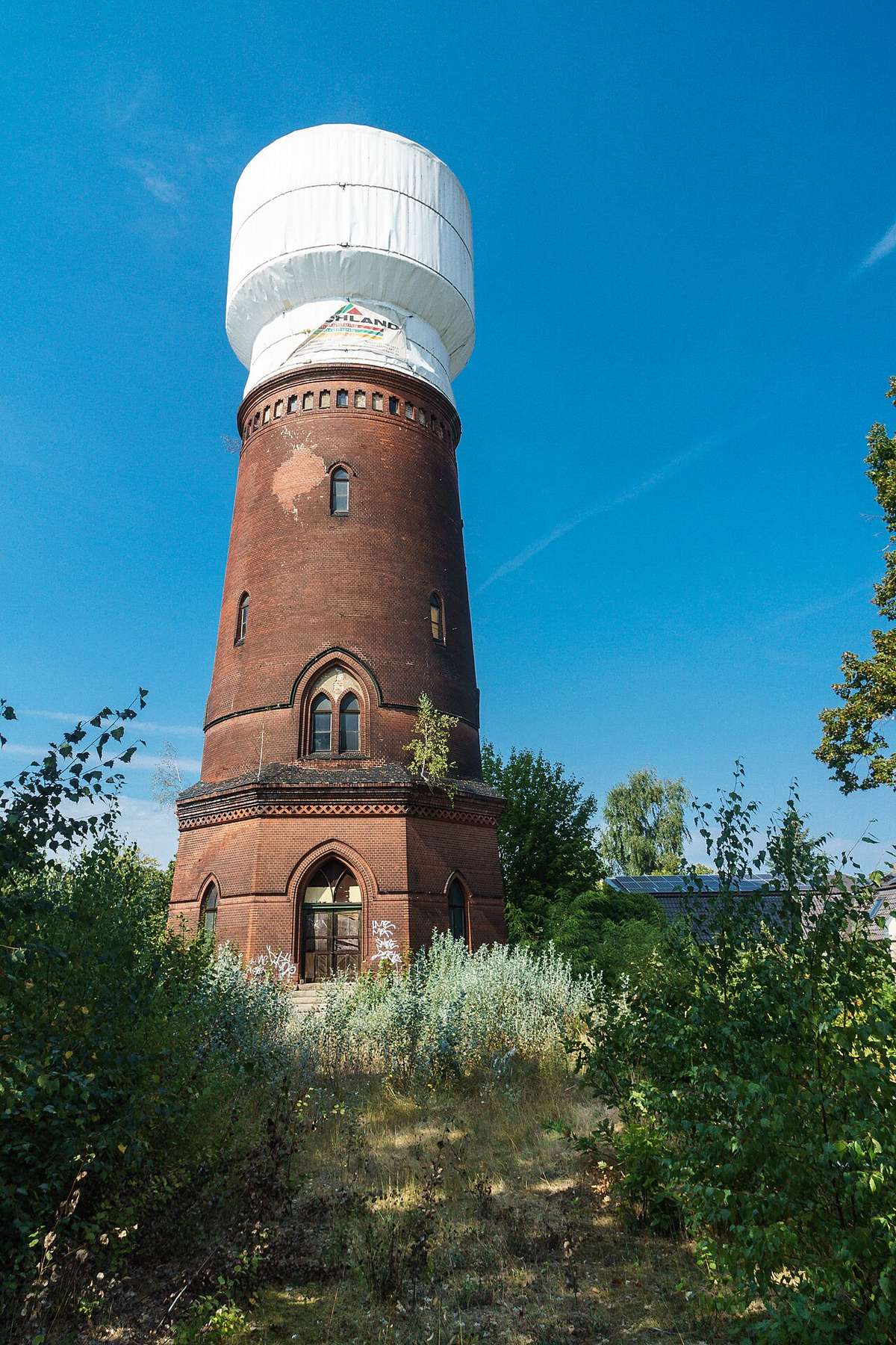 Wasserturm in Berlin-Altglienicke mit verhülltem Turmkopf, 2019; keine Aufnahme der Ferienwohnung.