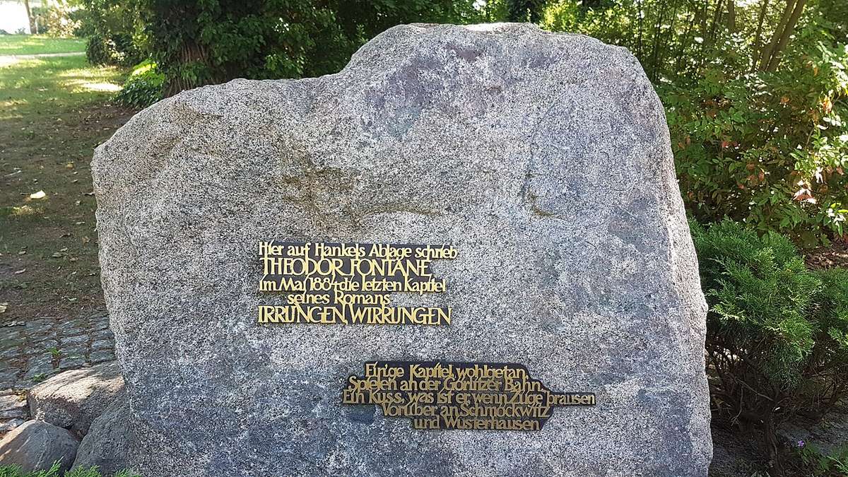 Fontane-Gedenkstein am nahen Fontaneplatz in Zeuthen, 2020; keine Aufnahme des Gasthauses.