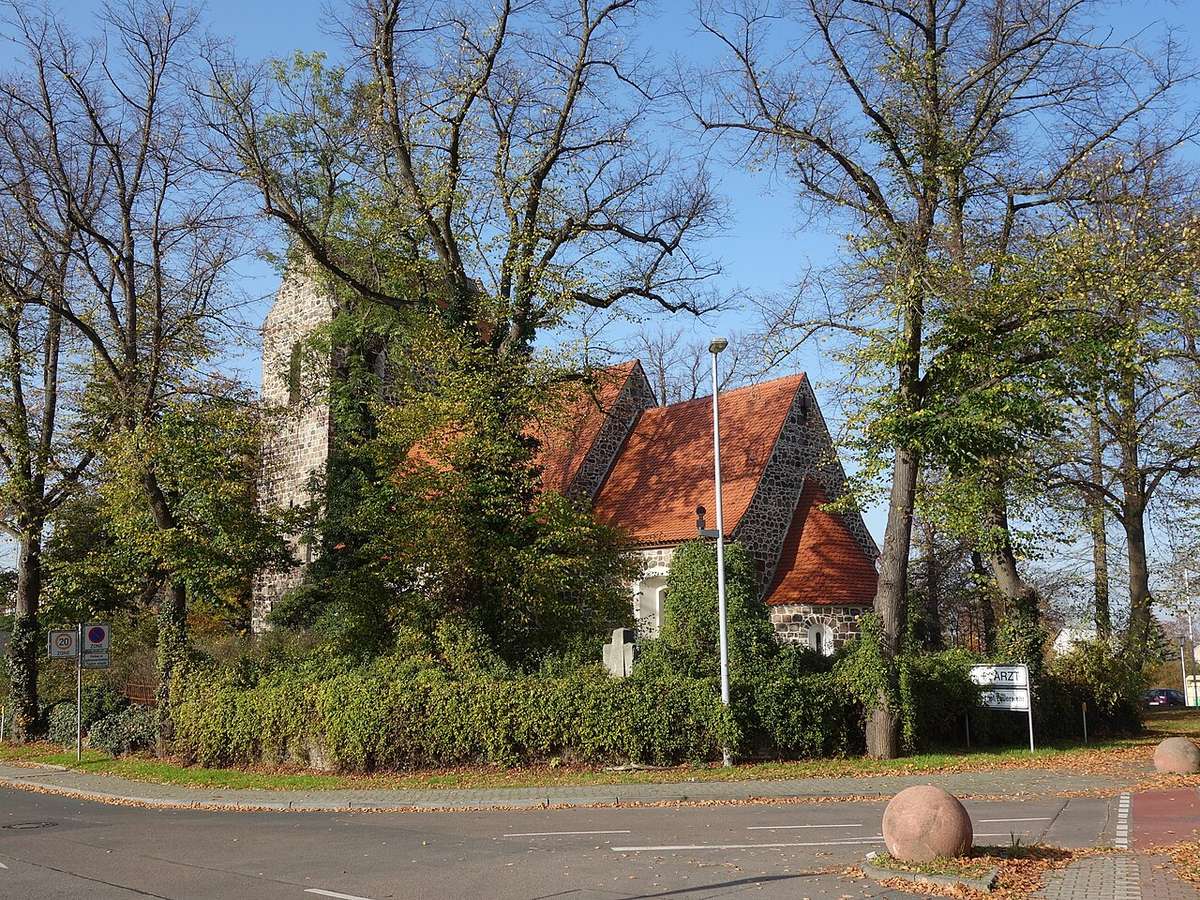 Dorfkirche Waltersdorf in Schönefeld, 2020; keine Aufnahme des Gasthauses.