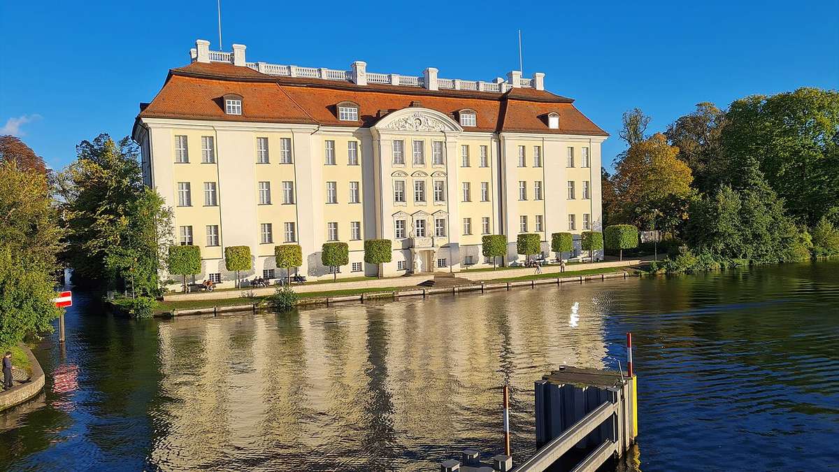 Schloss Köpenick gegenüber dem Hotel, Aufnahme von 2022; kein Hotelfoto