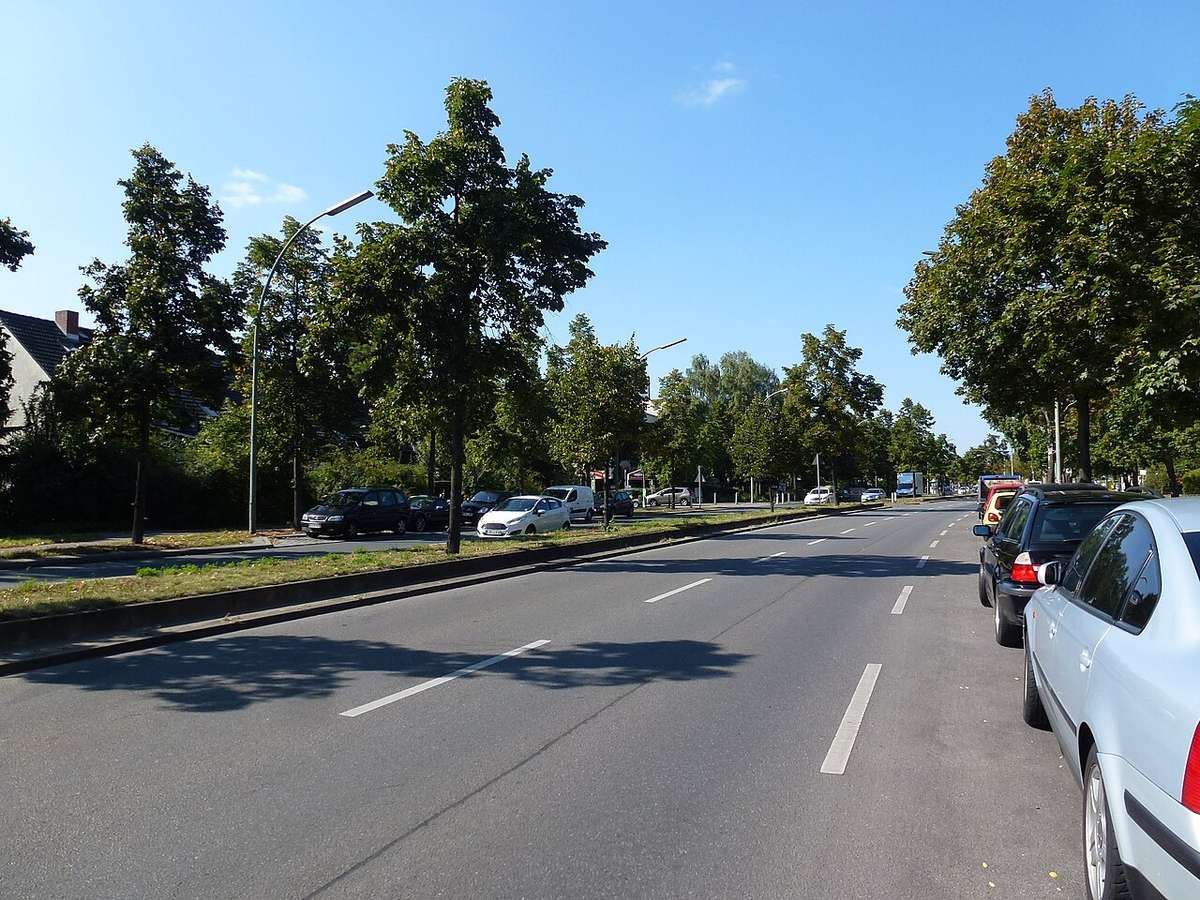 Neuköllner Straße in Berlin-Rudow, 2014; kein Hotelfoto.