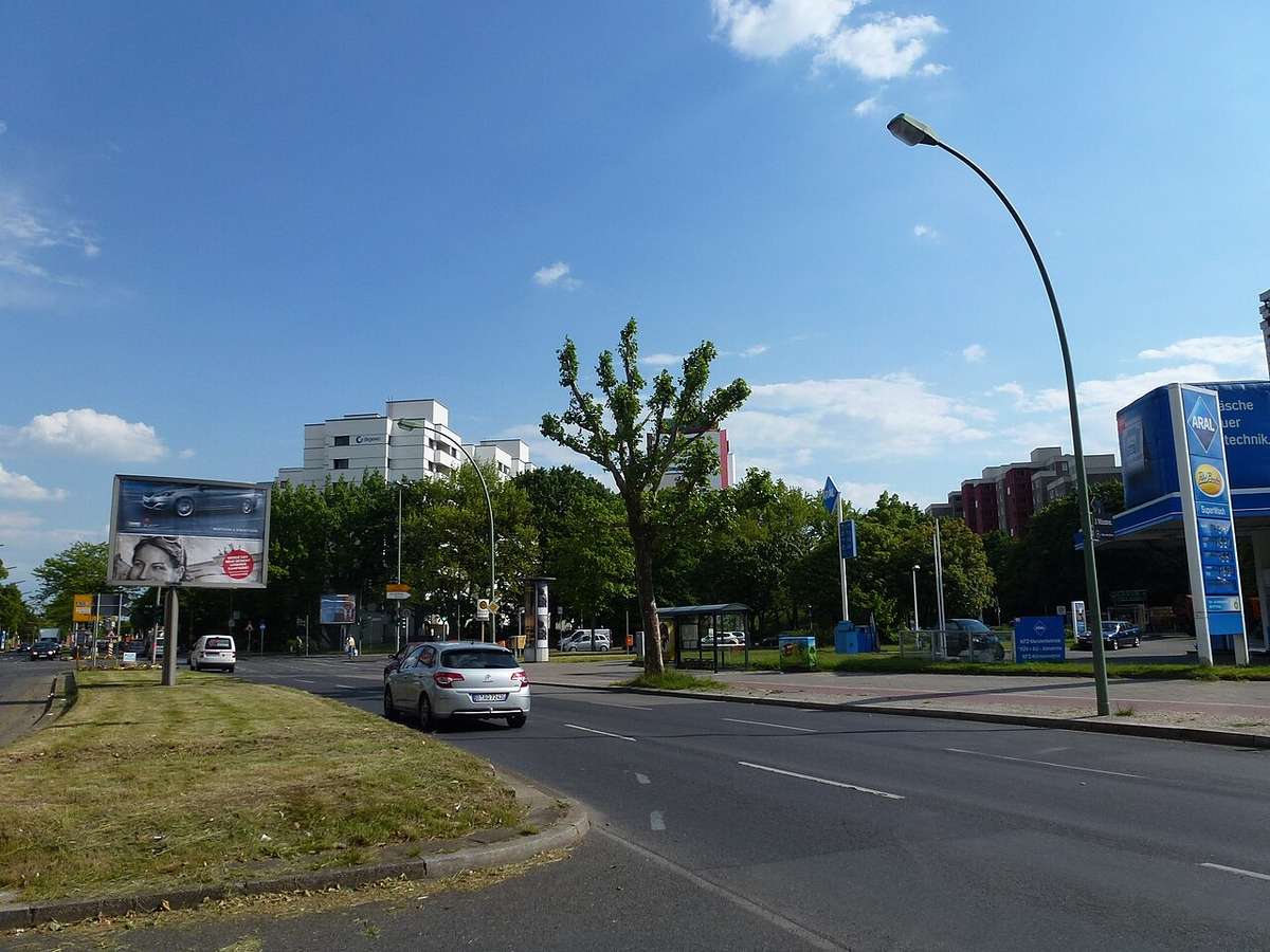 Neuköllner Straße an der Gropiusstadt, 2014; kein Hotelfoto.