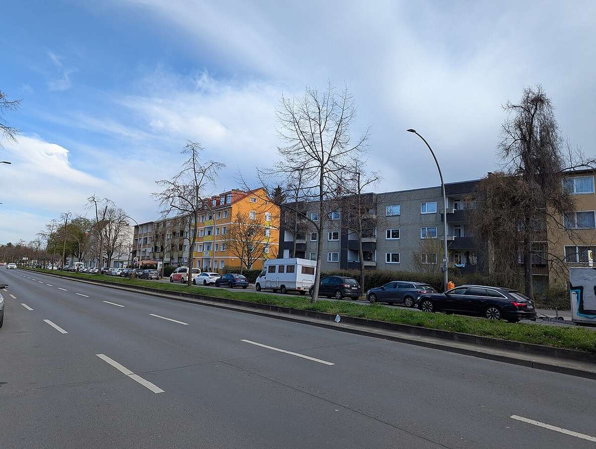 Rudower Straße in Berlin-Buckow, 2025; kein Hotelfoto.
