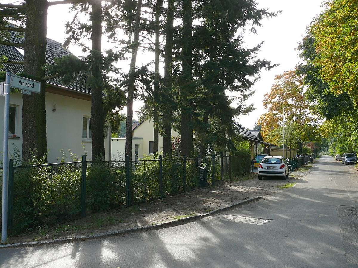 Straße Am Kanal in Berlin-Grünau, 2013; Umgebungsmotiv, keine Aufnahme des Hostels.