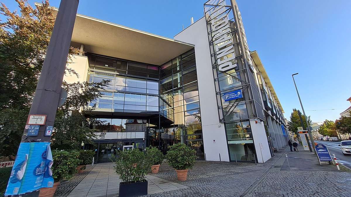 Historische Außenansicht des heutigen NYX-Hotels als Pentahotel; vor dem Umbau 2025