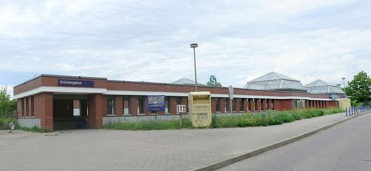 S-Bahnhof Grünbergallee am Schwalbenweg, 2013; keine Aufnahme der Pension.