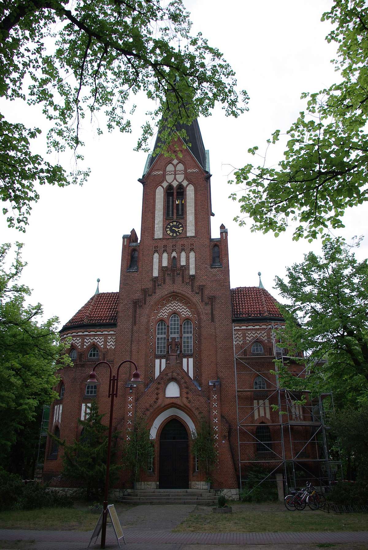 Kirche am Händelplatz in Eichwalde, 2008; kein Hotelfoto.