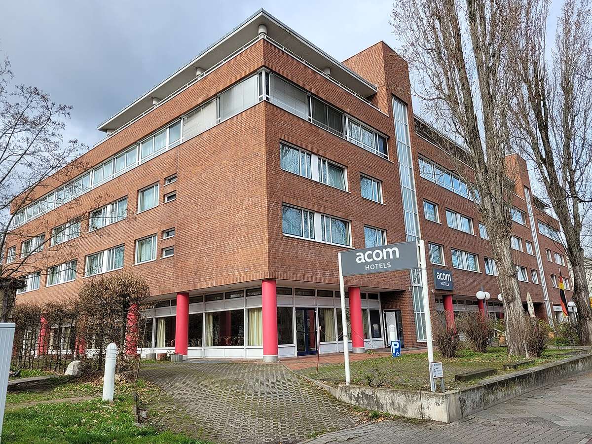 Historische Gebäudeansicht von 2023 mit der früheren Marke acom; heute Premier Inn Berlin City Süd.