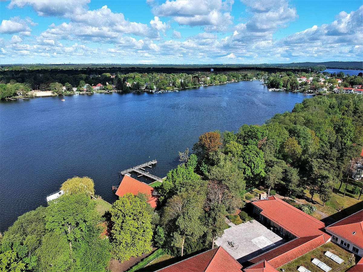 Waldhotel am See und Zeuthener See, Luftaufnahme von 2020 vor weiteren Modernisierungen