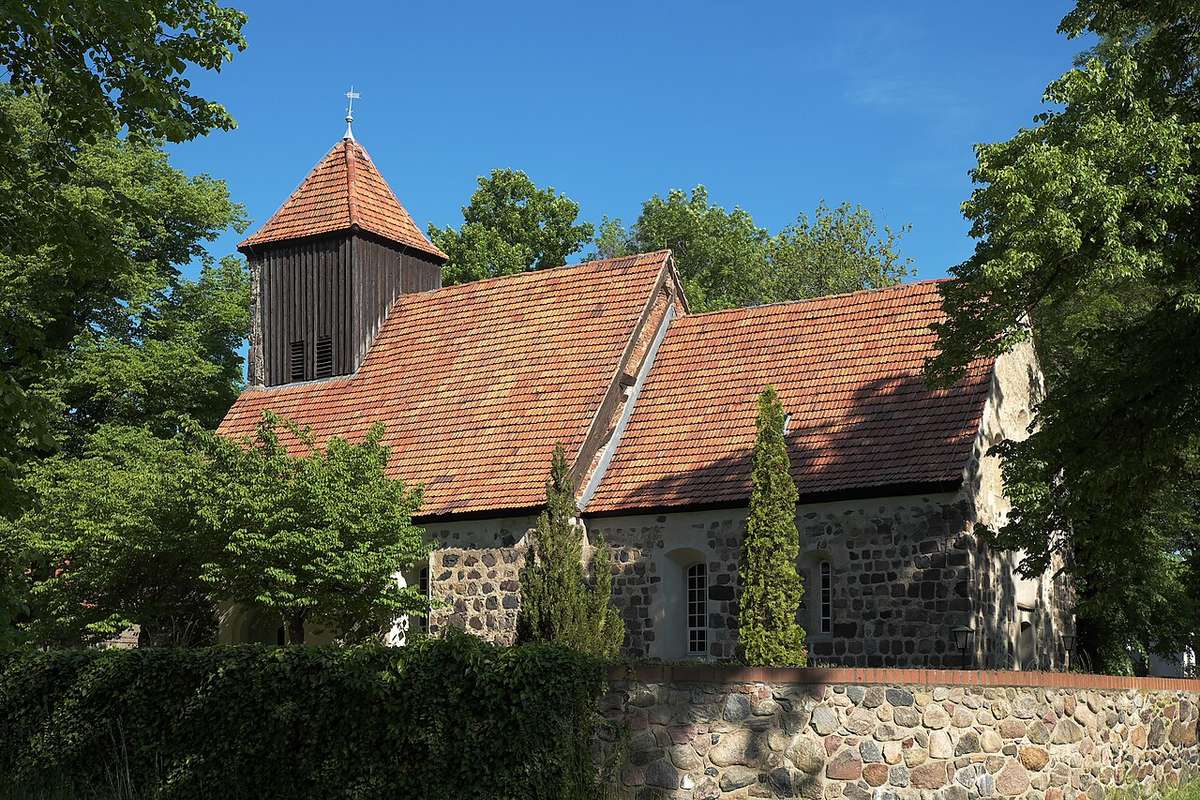 Dorfkirche Deutsch Wusterhausen nahe dem Denkmalplatz, Aufnahme von 2021; kein Hotelfoto