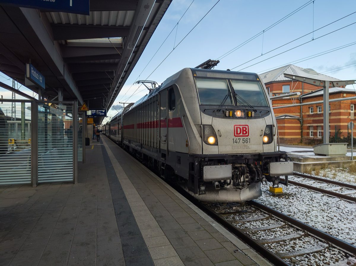 Doppelstock-Intercity der Linie Rostock–BER–Dresden am Bahnsteig in Rostock Hbf, Anzeige mit Ziel Dresden Hbf
