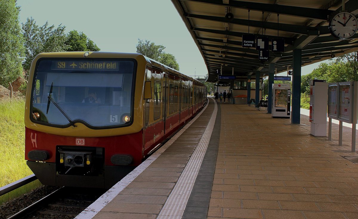 S-Bahn-Linie S9 mit Ziel Flughafen Schönefeld am Bahnsteig